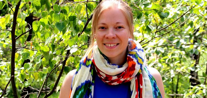 Kuvassa on Tikli Oikarinen. Taustalla on vehreitä puita.