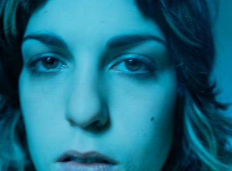 Revoir (suom. jälleennäkeminen) on kertomus nuorista aikuisista, rakkaudesta ja intohimosta päätapahtumapaikkana vuosituhannen vaihteen New York. JH Engström, sarjasta Revoir