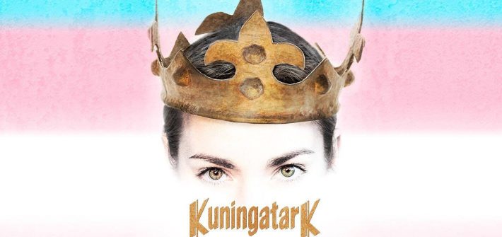 Kuvassa on kruunupäinen hahmo translipun edessä.