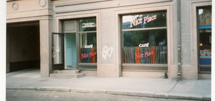 Kuvassa on ravintolan ikkunoita.