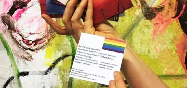 Lippujen värejä verrataan taideteosten väreihin.