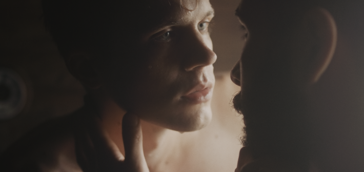 kuvassa on kaksi miestä sumuisessa ympäristössä lähellä toisiaan