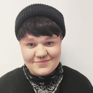 Kuvassa Enni Happonen. Hänellä lävistys nenässä, pipo päässä ja jenkkihuivi kaulassa.