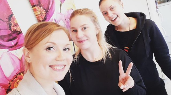 Kuvassa Kouvolan sateenkaarevan nuorisotyön tiimi Jenna Lampinen, Camilla Metsäranta, joka näyttää sormillaan peace-merkkiä, ja Sanni Laurila.
