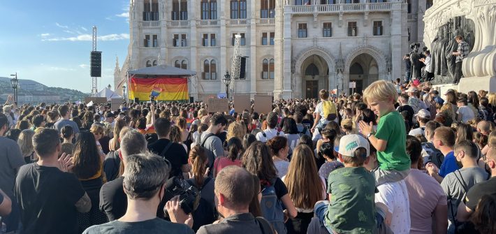 Kuvassa on mielenosoitus Unkarin parlamentin edustalla.