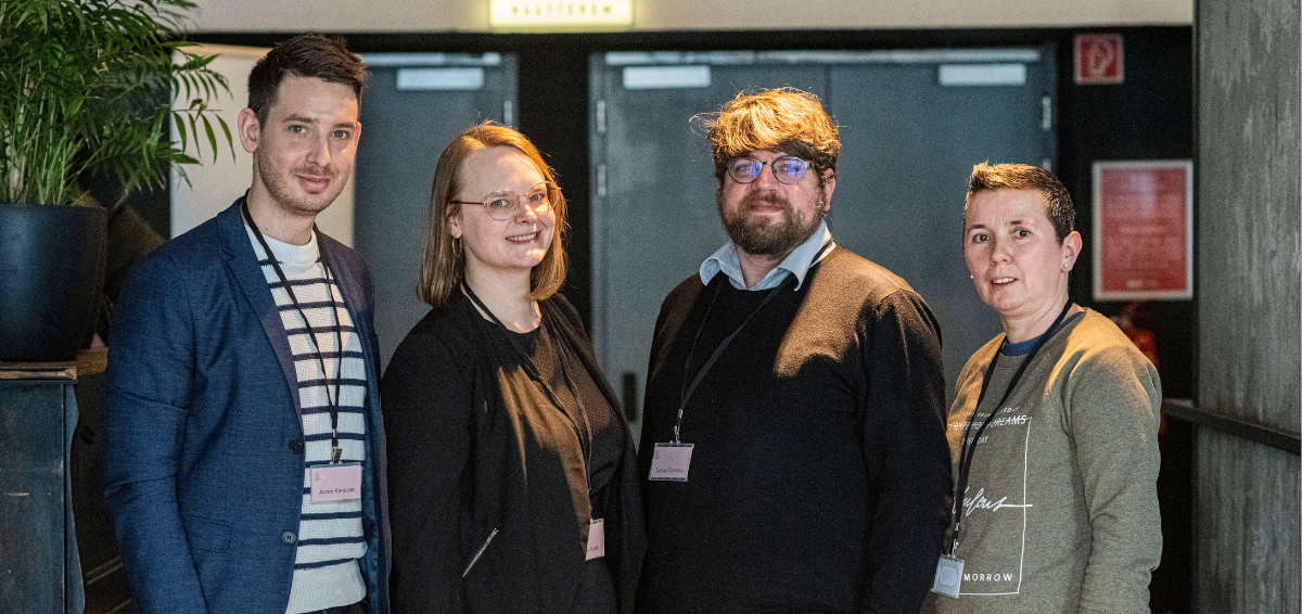 Neljä panelistia seisoo elokuvateatterin aulassa.