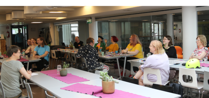 Jäsenjärjestön jäseniä kokoontumassa