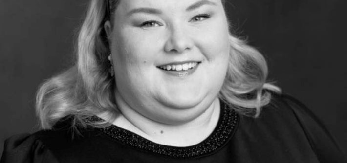 Maarit Levoniemi hymyilee potretissa