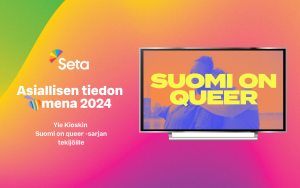 Värikäs liukuväritausta, jossa televisiokehyksessä "SUOMI ON QUEER"-sarjan avausruutu. Ruudun vieressä Setan tunnustus.