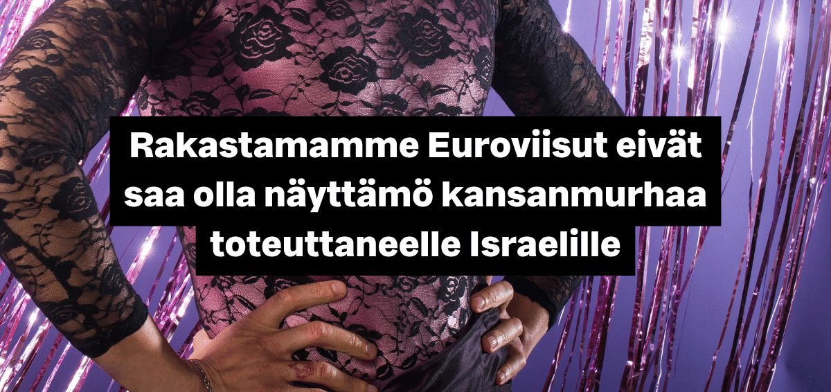 Maskuliininen henkilö mustassa pitsipaidassa kädet vyötäisillä. Taustalla on kimaltelevia koristeita.