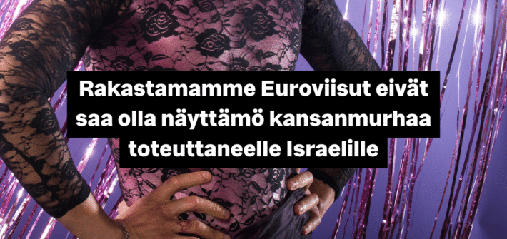 Maskuliininen henkilö mustassa pitsipaidassa kädet vyötäisillä. Taustalla on kimaltelevia koristeita.